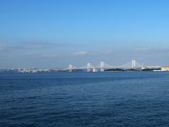 宇多津駅から、うたづ臨海公園にやってきました。
瀬戸大橋を臨む。
