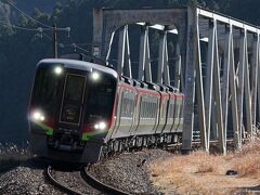 土佐北川～大杉間　第四穴内川橋梁にやってきました。
40D　南風10号岡山行。
