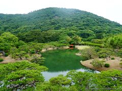 紫雲山を背景にしたこの景色。
日本三名園に負けない、いや勝ってるなんて言う人もいます。
少なくとも香川県民はそう思ってます。