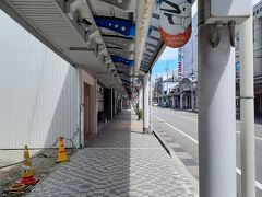 バスの待ち時間で豊岡駅付近を観光。
カバンで有名な豊岡市。駅前商店街は通称カバンストリートです。