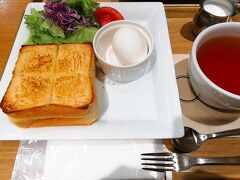 まずは腹ごしらえです。
既に「京都　モーニング」でリサーチ済みです。
おばんざいと迷いましたが、やっぱりカフェのモーニングはしたくて朝7時にオープンするOGAWA COFFEE京都駅店にしました。

小川珈琲
https://www.oc-ogawa.co.jp/

モーニングメニュー
https://www.oc-ogawa.co.jp/data/KYOTOSTATION/MorningMenu/MorningMenu210401a.pdf