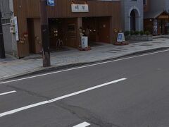 堺町本通り商店街を歩いていきます。

まず見つけたのが硝屋。

小樽はほんとうにガラス屋さんが多いです。