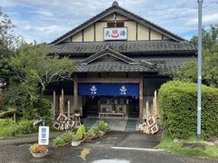 レトロな建物朝から営業。