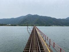 丹後神崎駅を過ぎて左へカーブして、由良川橋梁へ。