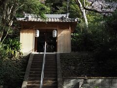 逆川王子跡

周辺の川は湯浅湾に向かって西流していますが、王子の前を流れる川は東向きに流れていることから名付けられました。
43年に國津神社に合祀されましたが、山門と小さな祠が残っています。
ここの王子跡にはスタンプが設置されています。


逆川王子跡：https://www.yuasa-kankokyokai.com/spot/2305/
國津神社：http://wakayama-jinjacho.or.jp/jdb/sys/user/GetWjtTbl.php?JinjyaNo=5009
合祀：https://ja.wikipedia.org/wiki/%E5%90%88%E7%A5%80