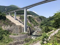 空港からレンタカ－で30分で新阿蘇大橋です。熊本地震から５年で架け替えられた大型橋梁で新しい観光地にもなってます。なかなか見事な景観です。