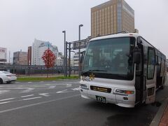 新千歳空港の上空を飛び越し、札幌の街を遠くに見ながら、旭川空港へ。
空港バスで旭川駅に出て、JR特急で札幌に向かいます。
羽田空港出発から２時間４０分で旭川駅到着。