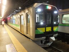 降りたらディーゼルカーのエンジンの大音響。車内の静けさがうそのよう。
隣のホームには新型のディーゼルカー。
一気に導入がすすみ、半年後には旭川駅もこの形式の天下になってしまいました。

