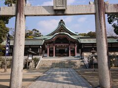 亀山八幡宮の本殿前の鳥居と本殿にやってきました。
本殿で参拝します。