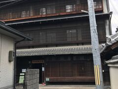 お寺と神社のお参りを澄ませ、来た道を戻ろうと歩いていると、左手の路地の突き当りに変わった建物が目に入ったので、ちょっと見てみることにした。

実は、この日の散策で立ち寄った施設等の中で、これが最も印象に残った建物となた。