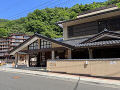 お宿の客室の窓から見えた中之湯です。

新築の綺麗な建物です。

定休日は毎週火曜日で営業時間は9時から21時まで、入浴料は大人500円です。