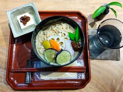 鎌倉彫の食器で供されるカフェで昼食。胡麻和えの麩麺を頂く。隣に販売店があるが、彫りの凝った器はかなり高価で庶民的ではなく断念。