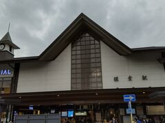 鎌倉駅の意匠も独特。小さいながら機能的なCIALがあるが、新幹線駅のような巨大な物産店・飲食店街はなく、周辺の商店街と共存共栄だ。