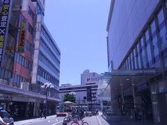 正面がJR静岡駅