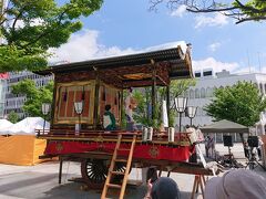 トイーゴ広場の前には問御所町の置き屋台が
ここでも日本舞踊が行われていました。
おそらくエースの踊り子さん。