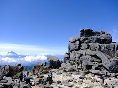 9:00、金峰山頂に到達。

瑞牆山荘から約3時間、ついに見たかった五丈岩と対面。
富士山もバックに映り何とも神々しい…!
