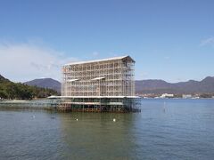 きたー！大鳥居！！！70年一度の大改修中！！！
足場の隙間からわずかに赤い鳥居が見える