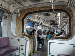 大阪駅までは、モノレールと阪急電車を乗り継ぎ。
通勤ラッシュに当たらないかが、心配でしたが…モノレールはご覧の通り。