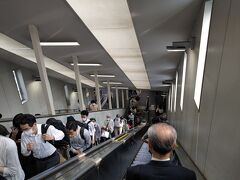 モノレールを1駅で降り、阪急電車に乗換え。
僕にとって、この右側エスカレーターが、大阪に来たことを一番手っ取り早く感じる瞬間です。