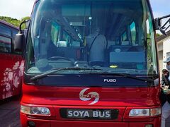宗谷バスの礼文営業所のバスに乗って礼文島の観光が始まります。バスが変わっても座席は利尻島で座った所と同じです。