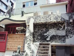 歌舞伎町弁財天　大正二年不忍池弁天様から現在の御本尊を勧請して、祠を建てたのが始まりです。社殿両脇には龍虎の墨画が描かれています