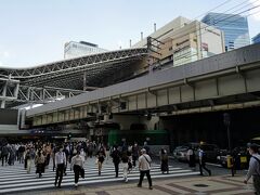 土地勘と言えば、「梅田駅」と「大阪駅」の位置関係も、「近い」と聞いていたとは言え、イマイチ、ピンと来ていなかったのですが…徒歩2～3分と本当に近くて、ほぼ同じ場所、迷いませんでした。
地元に近い町田が、ＪＲと小田急が両方共に同じ駅名を名乗りながらも離れていて不便極まりないにの対し、こちらは逆で、違う名前の駅同士がそば。
デカ過ぎて、ダンジョンでしたが（笑）