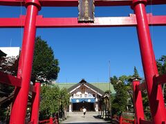 ホテルのすぐ近くにある神社にやってきました。
