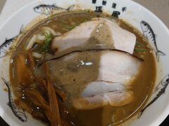 弘前駅手前のショッピングモールに寄り道して
昼食のラーメンを頂きます。
念願の長尾中華そばの「ごくにぼ」。どろどろのスープに
よくからむ太麺。豚骨のドロドロスープと違ってわりとあっさりめ？
美味しかったです。