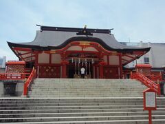 花園神社拝殿　創建は不詳、ご祭神は倉稲魂命、日本武尊です。南の赤い鳥居を潜ると、左に宝物殿、右に手水舎と山車庫、正面に神楽殿、その左手に境外社雷電稲荷神社標柱、右手には境内社威徳稲荷大明神がある。その右手奥には赤い大鳥居、大鳥居の北には境内社芸能浅間神社がある。左手石段を登ると正面に拝殿、その奥に本殿、右手には境内社納大明神がある