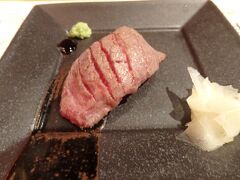 せっかく神戸に来たので、神戸牛を味いたい！

高級なところは値段とかマナーとかドキドキしてしまって行けないけど
さっと味わえるお手頃価格なお店で肉寿司含むコースをいただきました！
肉寿司が美味しかった（＾◇＾）