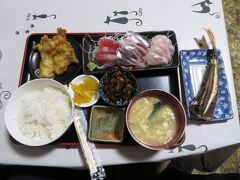 銚子第二漁港近くにある、こころで朝食。おまかせ定食は煮魚または塩焼、天ぷらまたはフライ、刺身3点盛り合せが付いていて1100円と良心的価格。