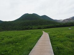 タデ原湿原を横切る木道。そして目の前に見えるのは2年前の秋に登った三俣山。この雄姿を見るだけでその時の素晴らしかった紅葉の景色が目に浮かびキュンとします。