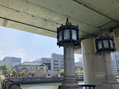 では、食後のお散歩へとまいりましょう。御堂筋を南下し、大江橋を渡ります。頭上には阪神高速が走っています。