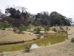 鼠多門をくぐり抜けると、素敵な庭園が広がっていました。
玉泉院丸庭園です。

ボランティアの方がガイド付きで園内を案内してくれるようでしたが、あまり時間がないのでパスしてしまいました。

また来る機械があったらじっくりお話を聞きたいな。