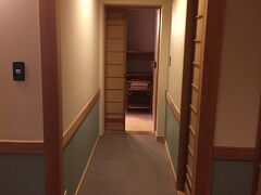 本日の宿水上山荘。これ廊下でなく部屋の中です。洗面所、お風呂へ行きます。