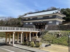 道を隔てて向かい側は金沢城公園。

見えているのは鼠多門(ねずみたもん)と鼠多橋です。

城内最大規模の木橋「鼠多門橋」は明治10年に老朽化のため撤去。
鼠多門は明治17年に火災で焼失して以来、約140年ぶりに復元整備され、往時の姿が甦ったそうです。

2020年の7月に完成したばかり！
