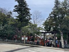 さて、お次は兼六園の向かい側に位置する石浦神社へ。

akikoさんの旅行記で拝見した鳥居が印象的で、見に来ました。
今回の金沢はるなさんとakikoさんの真似っこ（笑）

★石浦神社
https://www.ishiura.jp/