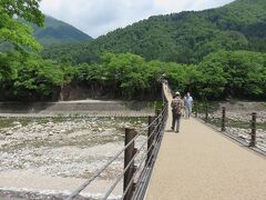 であい橋・・・庄川に架かる吊り橋

せせらぎ公園駐車場と荻町集落を結ぶ、全長107m

人通りで橋が少し揺れ、スリリングな気分

庄川を望む、新緑とのコントラストが美しく爽快

白川郷の入り口と出口となり、橋からの景観と微妙に感じる揺れが気持ちいいスポット


