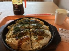 昼食には広島名物「広島風お好み焼き」を食べてみます。
フードコートの「みっちゃん　いせや　広島空港店」で一番人気らしい「スペシャルそば」を注文しました。
焼きそばの麺以外には、イカ天、イカ、エビ、豚肉などが入っていて、値段は1450円でした。
マヨネーズとオタフクソースをかけて美味しく頂きました。