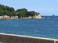 景色の良い場所とかトイレのある公園などで休憩しながら走ります。
こちらの写真は、向島で休憩した公園前のキレイな海です。