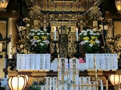 本堂の中にも入れます。
