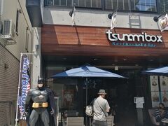 TSUNAMI　BOX店のほうが
コースカから歩いていくと手前にあります。
目印はバットマンです。