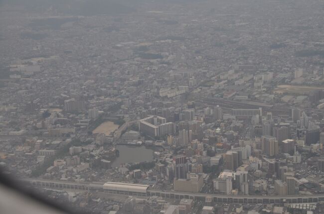 　手前の西鉄高架線上の駅舎、来年開業予定の新駅のようです。