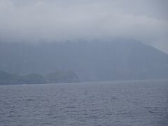 神津島と左手前は祇苗島（蛇が多い。）今年の４月に登った天上山はガスの中です。