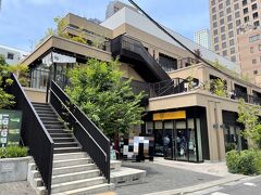 東京・虎ノ門『神谷町プレイス』の写真。

2021年7月12日に鳥料理【名古屋コーチン弌鳥 虎ノ門】が
オープンしました。名古屋の老舗店が都内に初出店！

平日のランチ時なので賑わっています。
中国料理【栄慶】、【翁寿司】などの飲食店やショップが
入居しています。

ミシュラン三つ星の日本料理【かんだ】で料理人をされていた
脇元 かな子さんがオーナーの日本料理【虎ノ門 空花】も人気です。

この前ちらっと日本料理【かんだ】さんを載せました↓

<ホテル『アンダーズ 東京』52F【ルーフトップ バー】で天空のお花見
桜アフタヌーンティー♪『三井ガーデンホテル銀座プレミア』に
オープンしたリストランテ【エボルタ イル チェーロ】でランチ♪
ブラッスリーカフェ【オーバカナル】原宿>

https://4travel.jp/travelogue/11746095