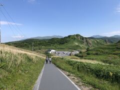 遊歩道を通って女人禁制の門へ向かいます。緩やかだけどゼーゼー…。