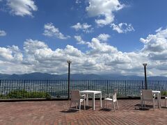 時刻は13時、まずは楽しみにしていたパフェを食すべく、ホテル1階に併設する「カフェ・ベラヴィスタ」へ。
屋外のパラソル席があるとのことで、せっかくですから甲府盆地を眺めながら、優雅な時間を過ごします。