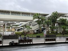 雨の那覇空港に到着しました。
今回は那覇空港店（といっても場所は豊崎）からレンタカーです。