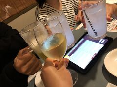 ２軒目はどこ行こう？総合居酒屋がいいねって（笑）こちらの居酒屋に。
この日は街に人出が多くどこも混んでました。
1軒目で撮り忘れた乾杯シーンを撮っときます。