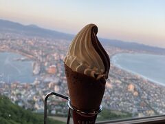 函館山ロープウェイで山頂へ
窓際の席が空いていたので、ラッキー
夕暮れから夜景までたっぷり見ることが出来ました